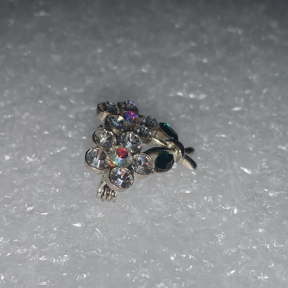 Beautiful & Dainty Rhinestone Floral Brooch Pin - Picture 2 of 16